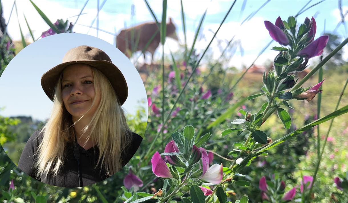 lilla blomster og gress, rundt bilde av en lyshåret dame med hatt