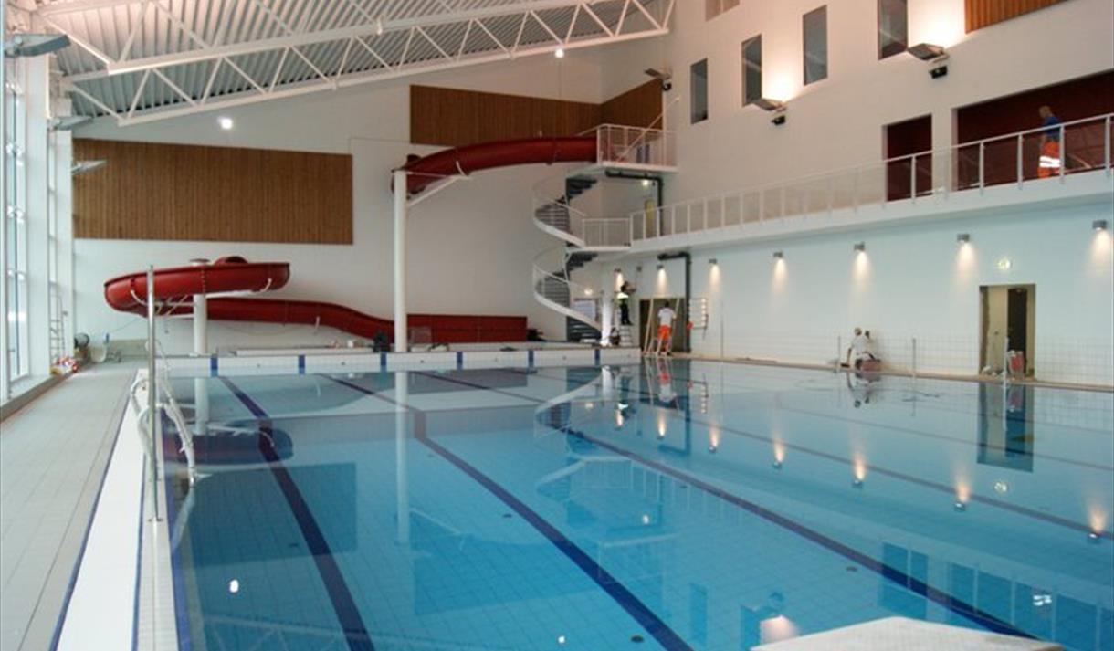 Frolandia svømmehall med stupetårn og sklie