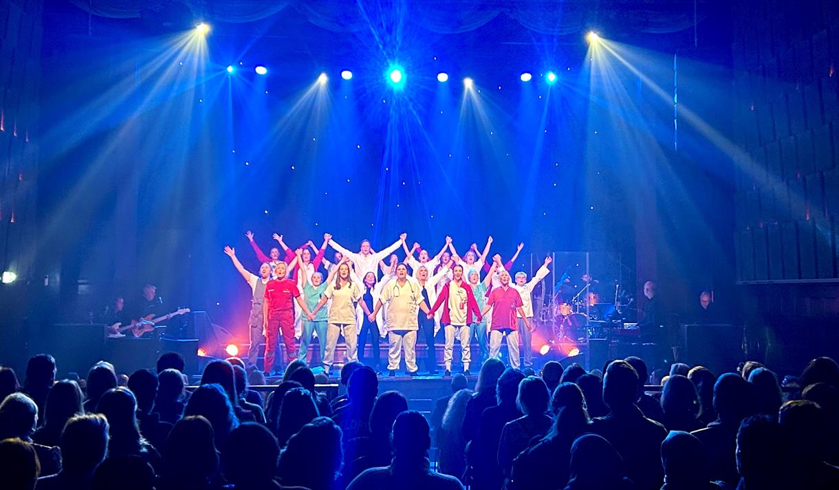 folk på scenen