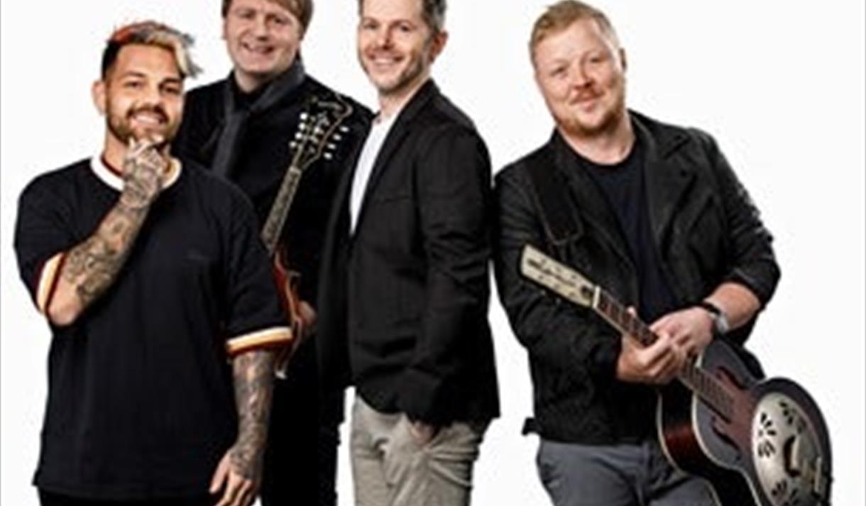 4 menn i mørke klær, en gitar