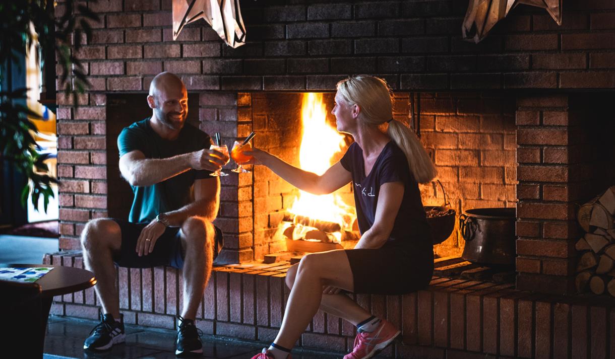 par foran peisen på Rauland Høyfjellshotell