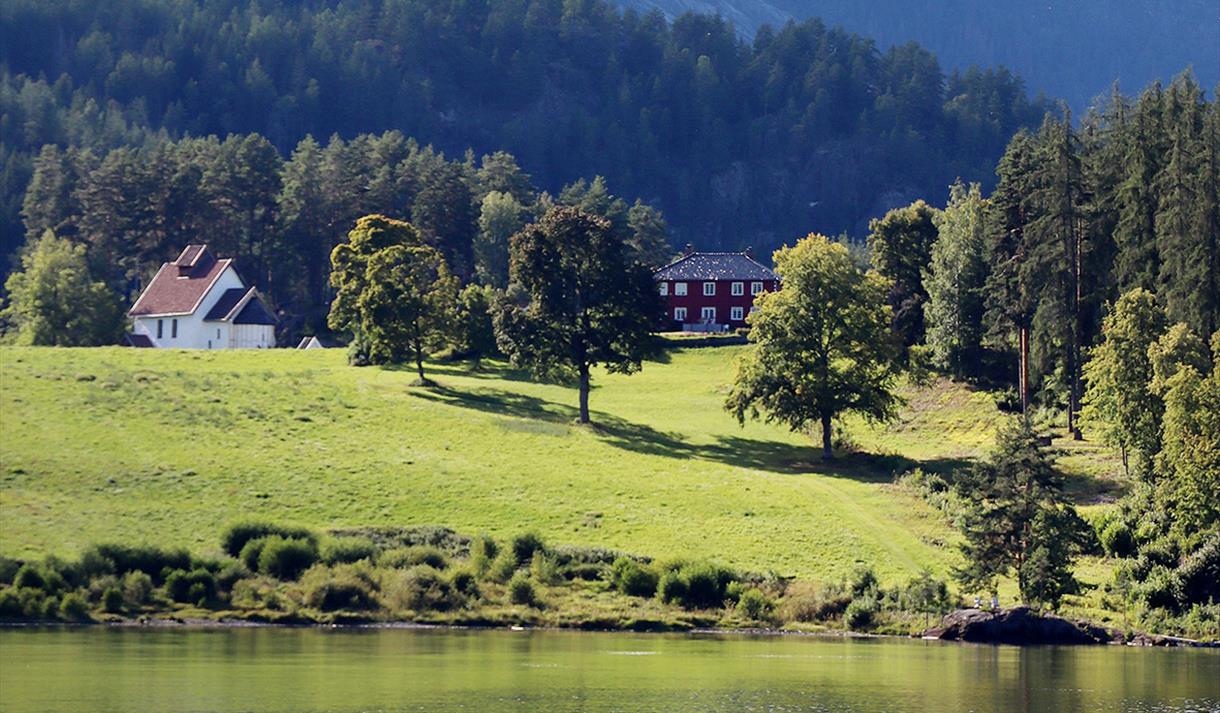 Gamlekyrkja, Kviteseid gard og Kauphamar