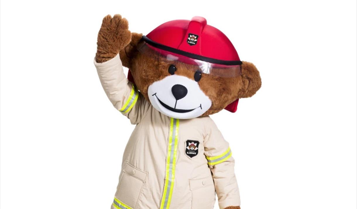 bamse med brannlue og hvit jakke med reflekser