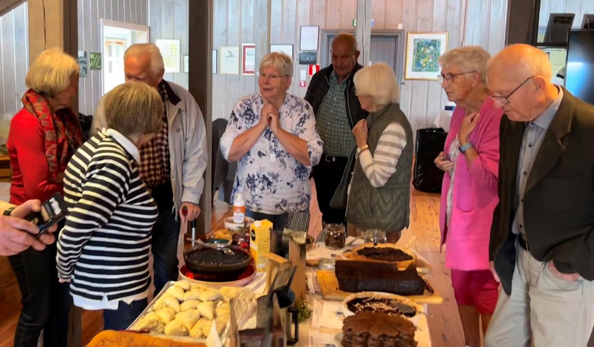 Deltakarar og produkt under blåbærfestivalen på Åmdals Verk gruver.