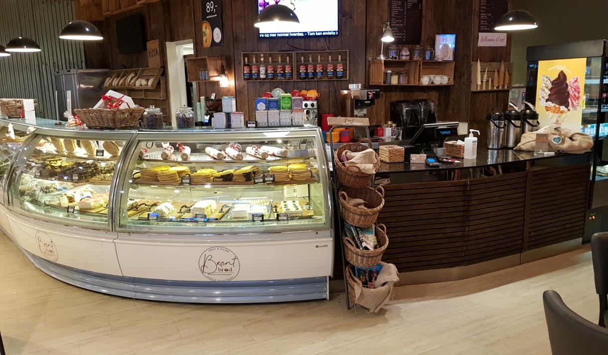 disk med glass og mat , brunt interiør