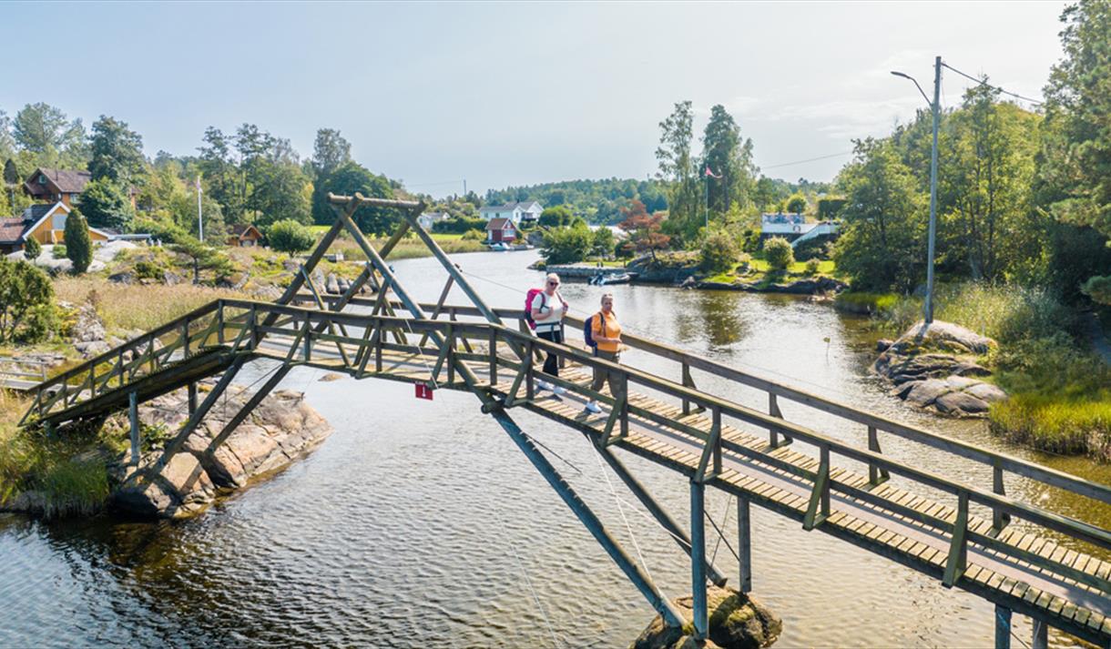 2 damer på gangbro fra Sandøya til Løvøya