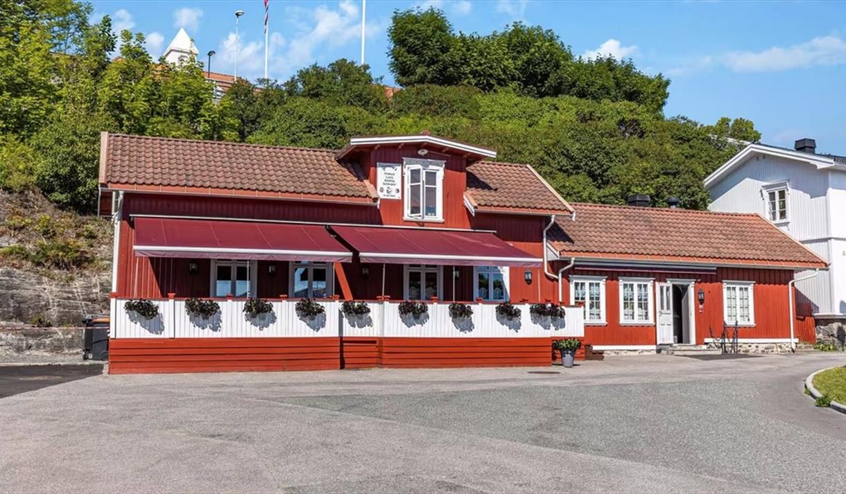 rødt bygg med uteplass
