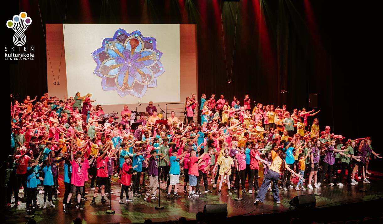 stor gruppe av mennesker på en scene