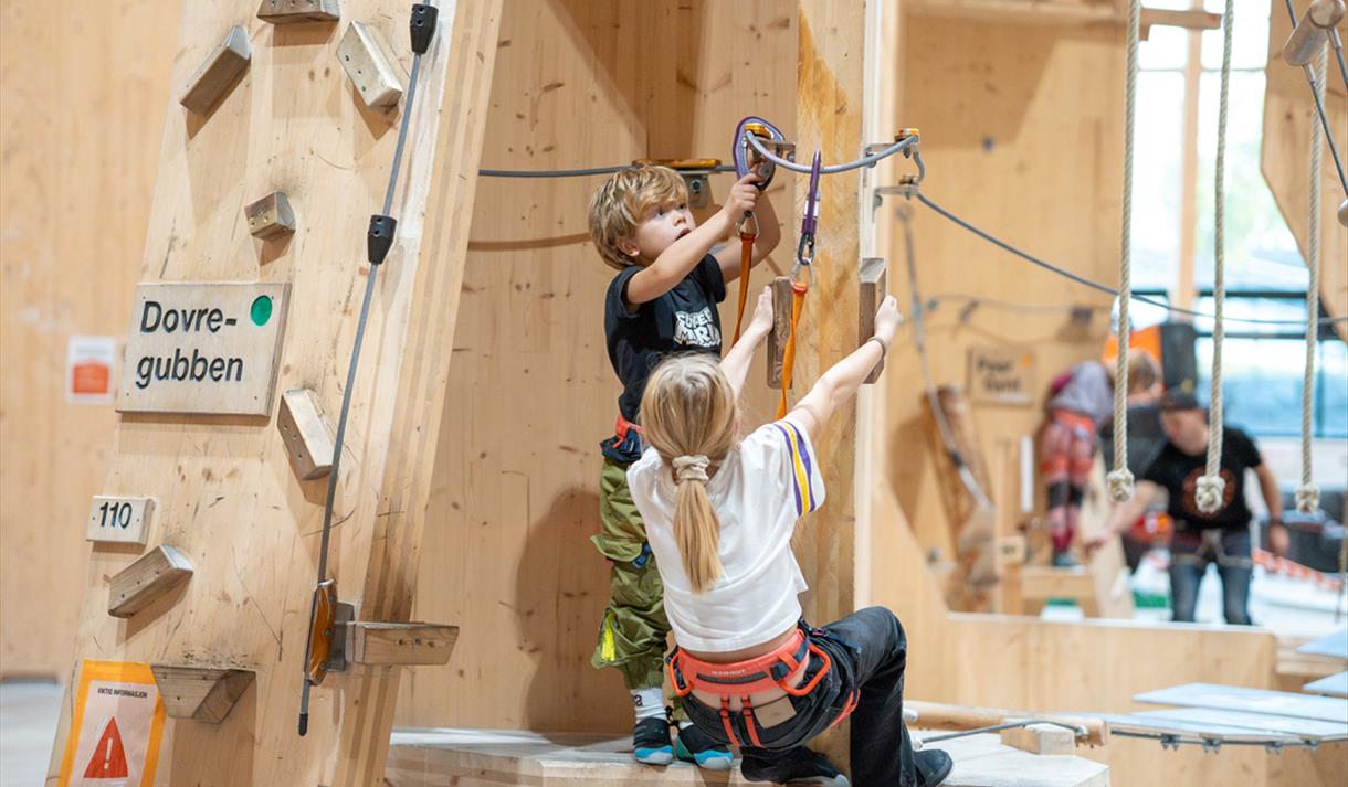 Barn i klatreløypene