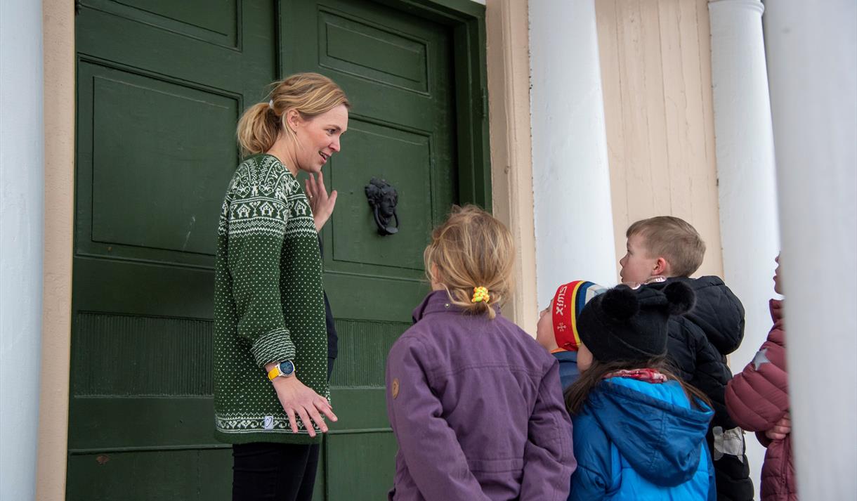 Barneomvisning i Den grå dames hus