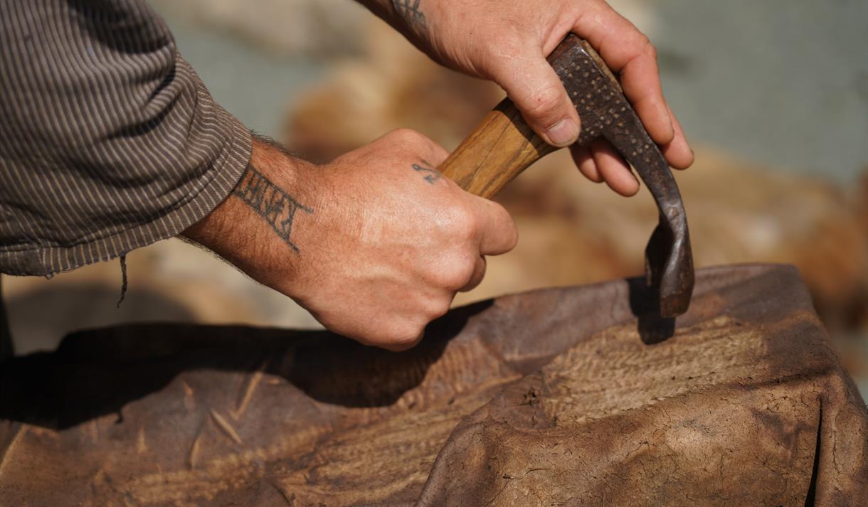 Museumsbøndane garvar skinn på Vest-Telemark museum