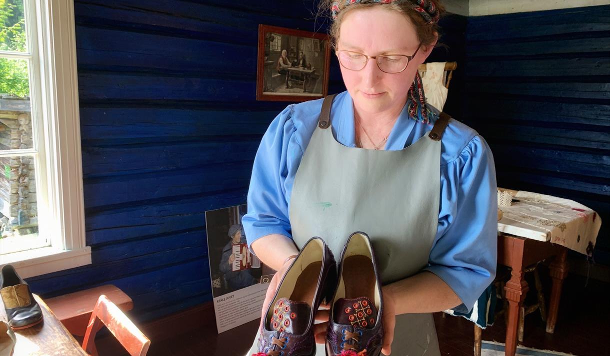 Dina Harkmark Lie, skomakar, husmannsplassen Vest-Telemark museum Eidsborg.