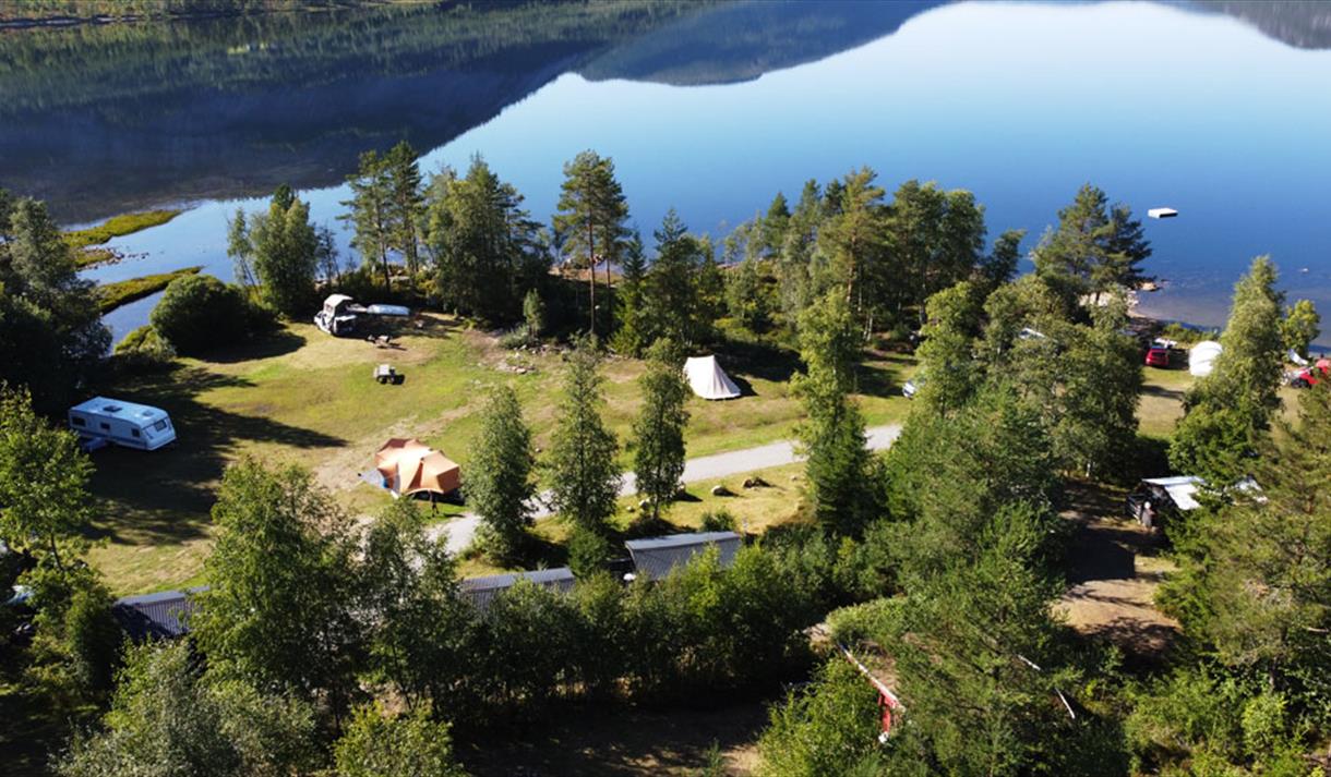 dronebilde av Fossumsanden camping og hytteutleie