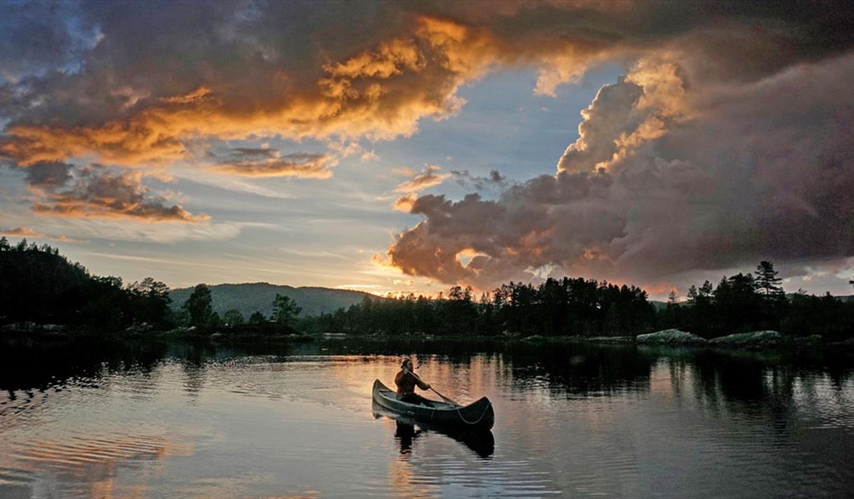 mann padler i kano ved Fiskebustøylen