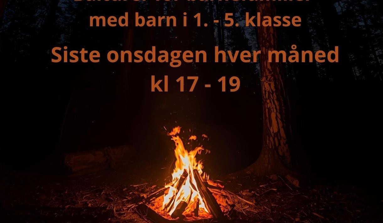 sort bilde med bål i midten