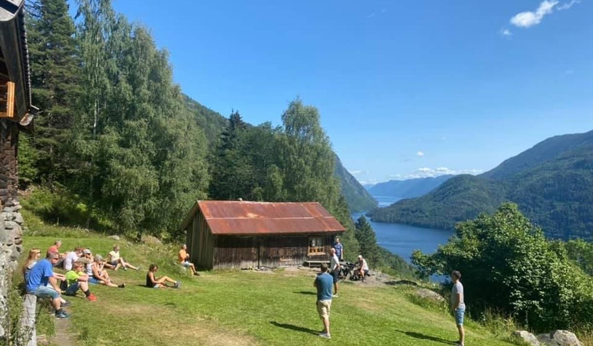 Her kan ein sjå Rui plassen der ein turguide snakkar til deltakarar på turen.