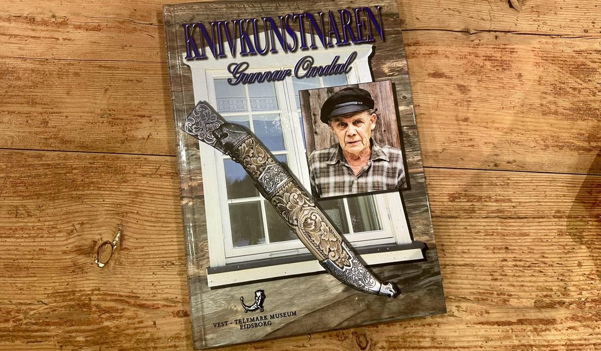Bokomslag: Knivkunstnaren Gunnar Omdal.