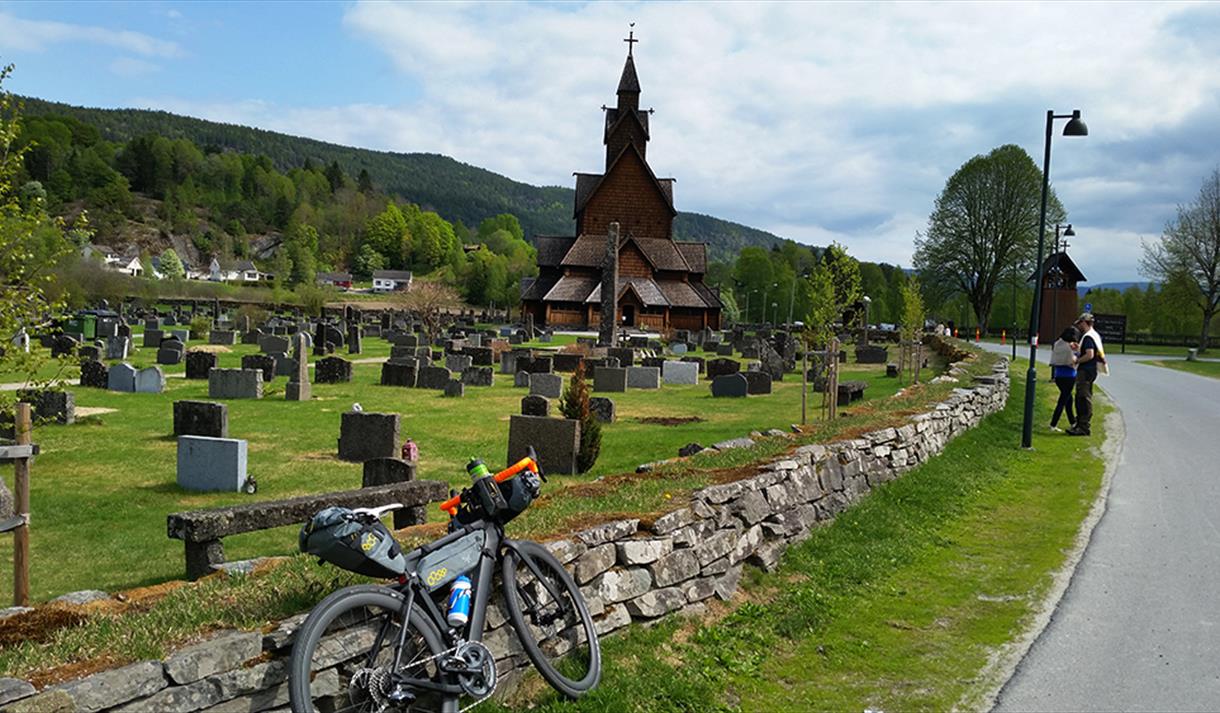med sykkel på Notodden stavkirke