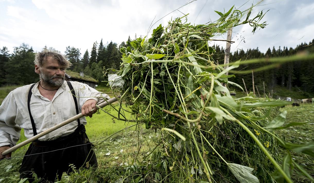 Museumsbonden demonstrerar hesjing på museet i Eidsborg.