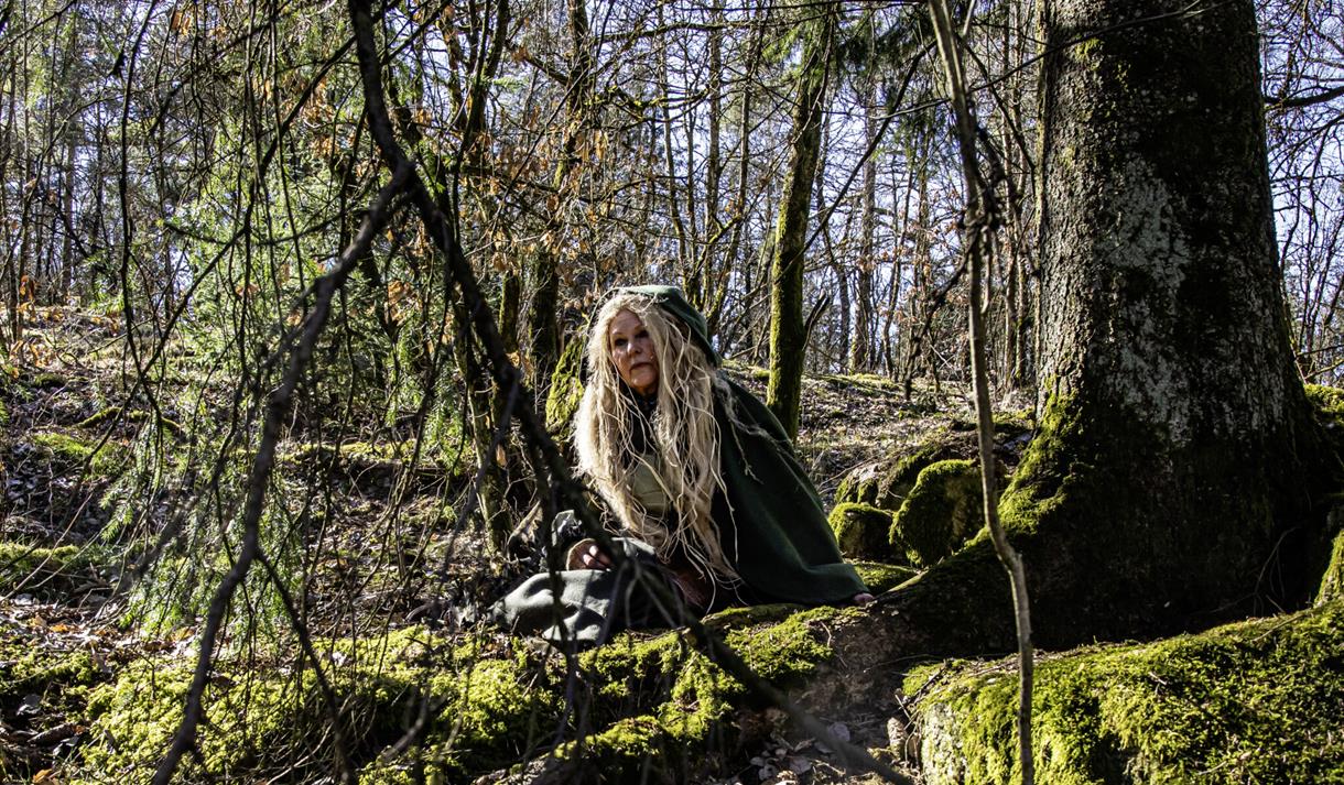 dame sitter i skogen