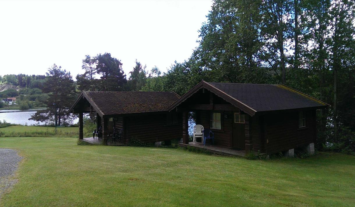 2 brunbeisa hytter på Gåsodden camping