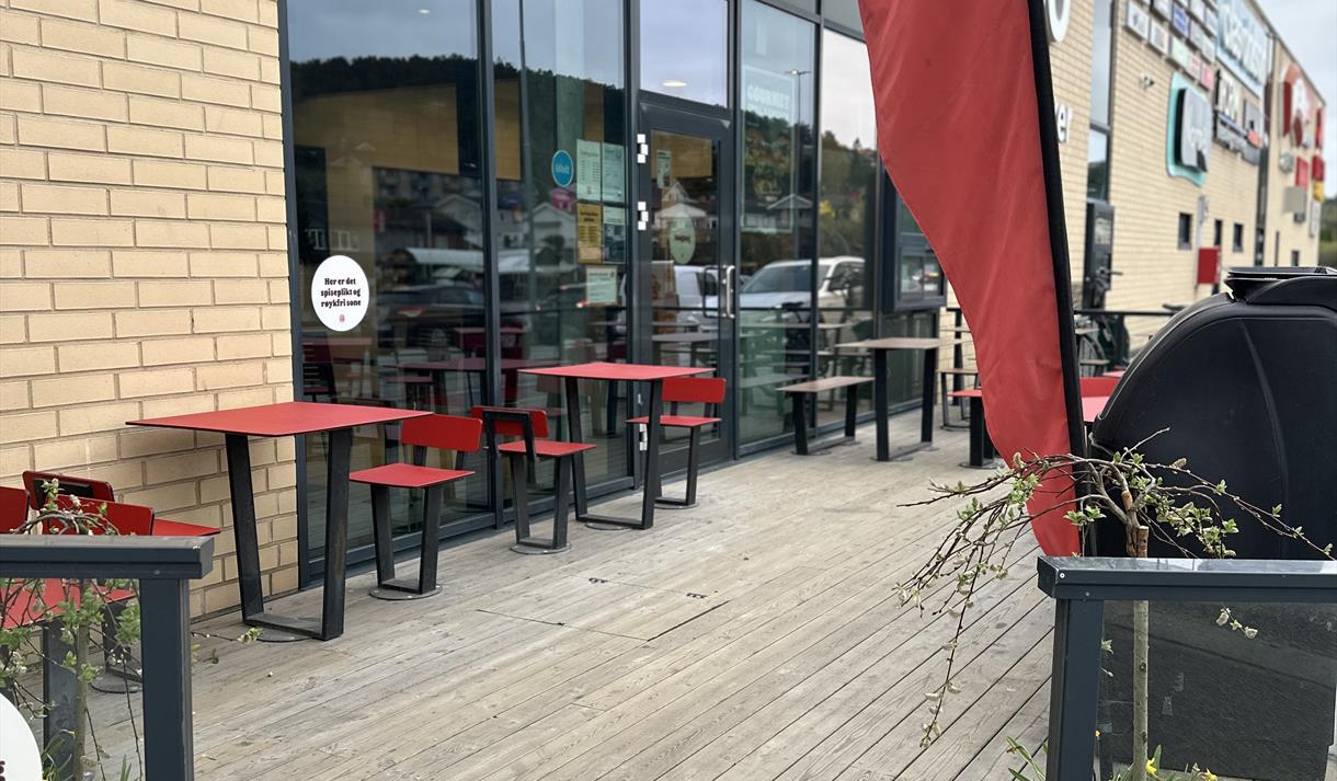 uteservering med skilt fra Burger King, røde stoler og bord