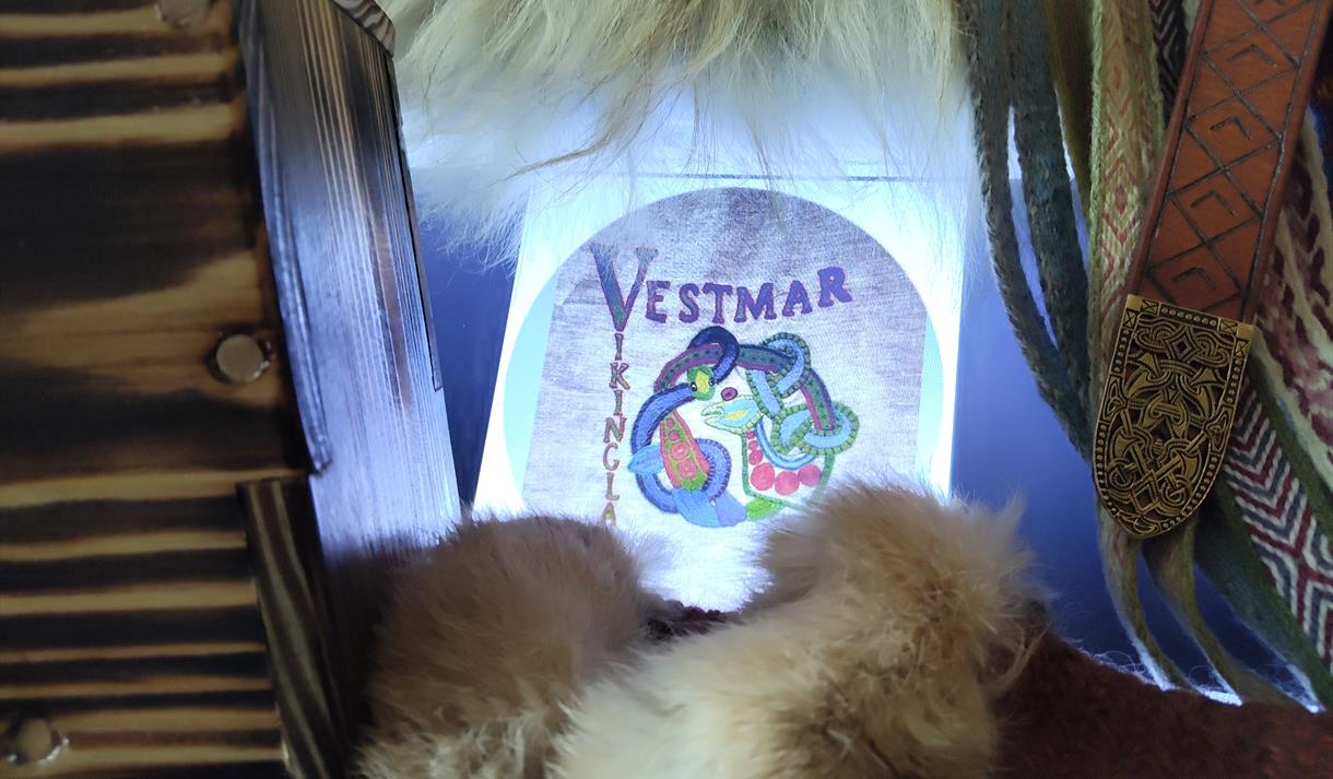 bilde av en skinnfell med logo i midten