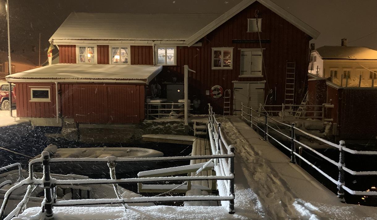 rødt trehus med snø