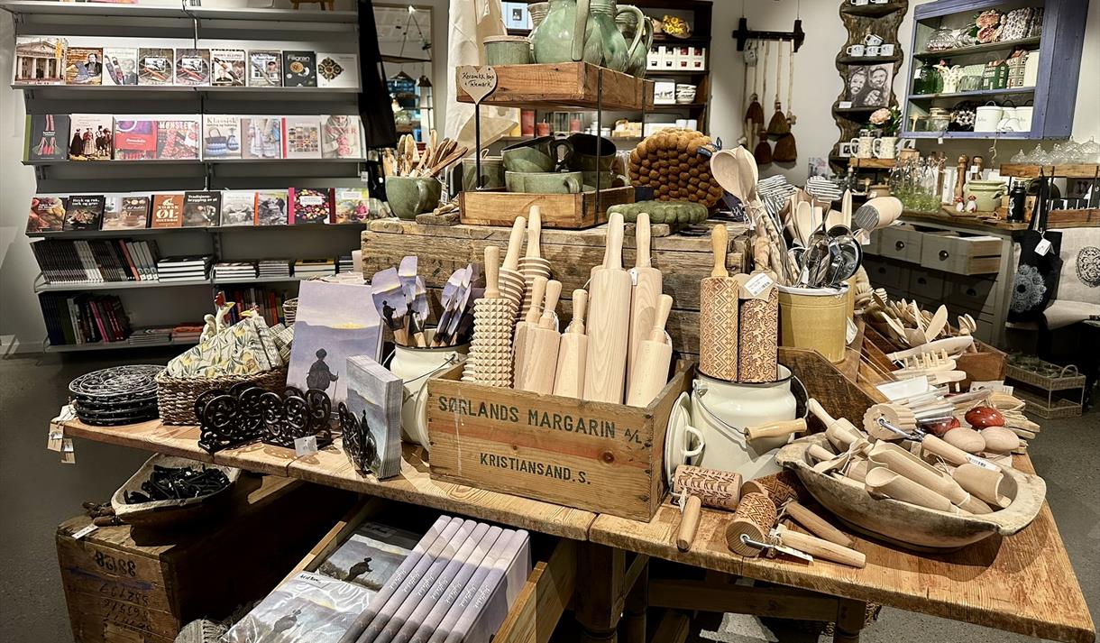 Interiørartiklar, museumsbutikken i Eidsborg.