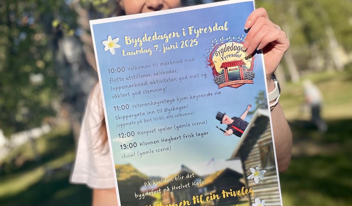 Johanna med bygdedagsplakata 2025