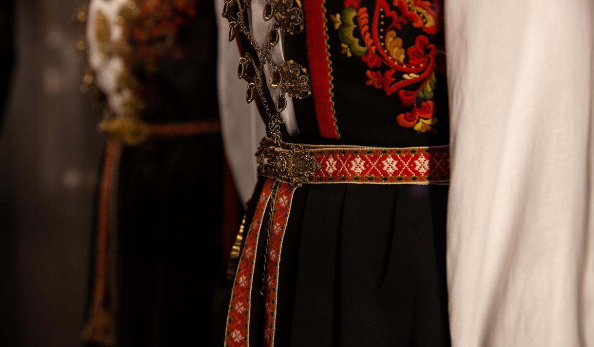 Detalj Vest-Telemarksbunad, Vest-Telemark museum