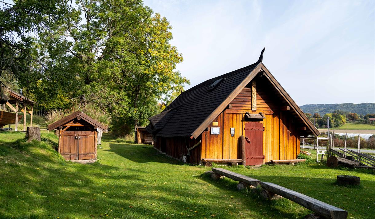 Hva skjer i Telemark - Vikingveka. På bildet: Jernaldergården på Århus