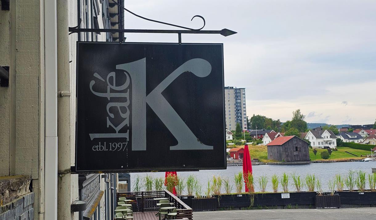 skilt fra Kafe K