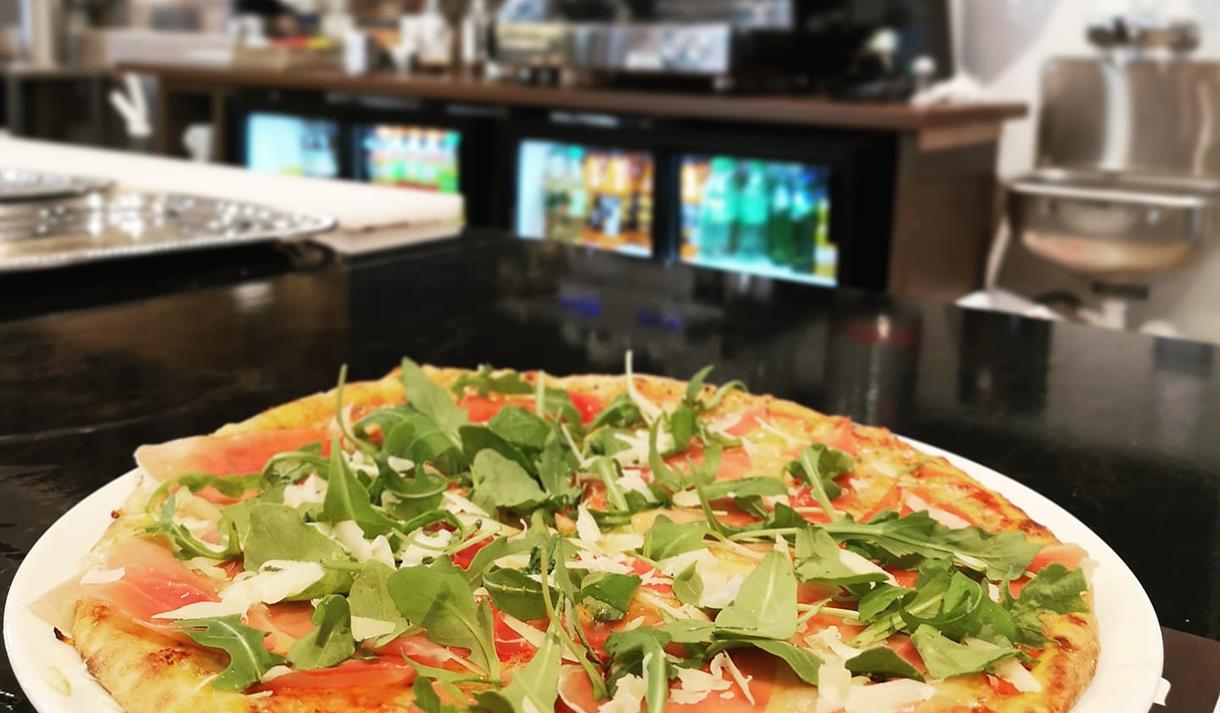 italiensk pizza med ruccola. brunt interiør