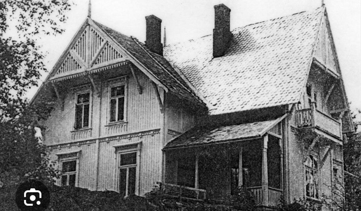 Gamalt foto av Kapteinsbygningen på ÅVG.