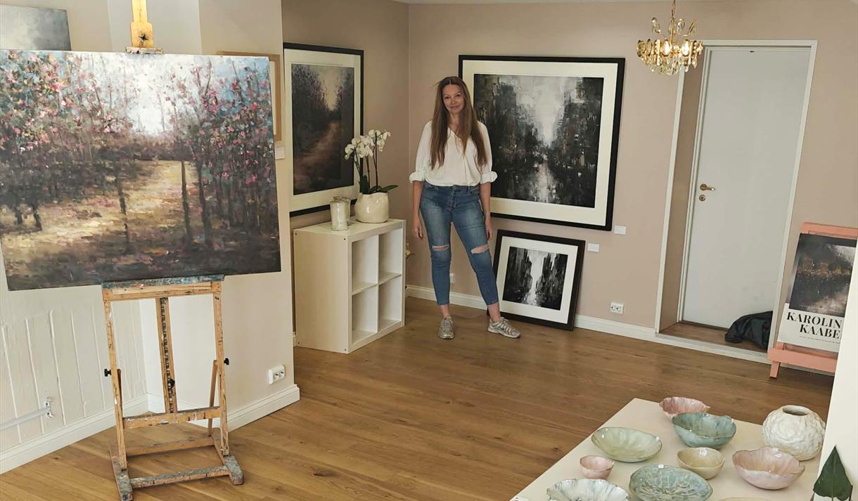 Kunstner Karoline Kaaber i sitt atelier