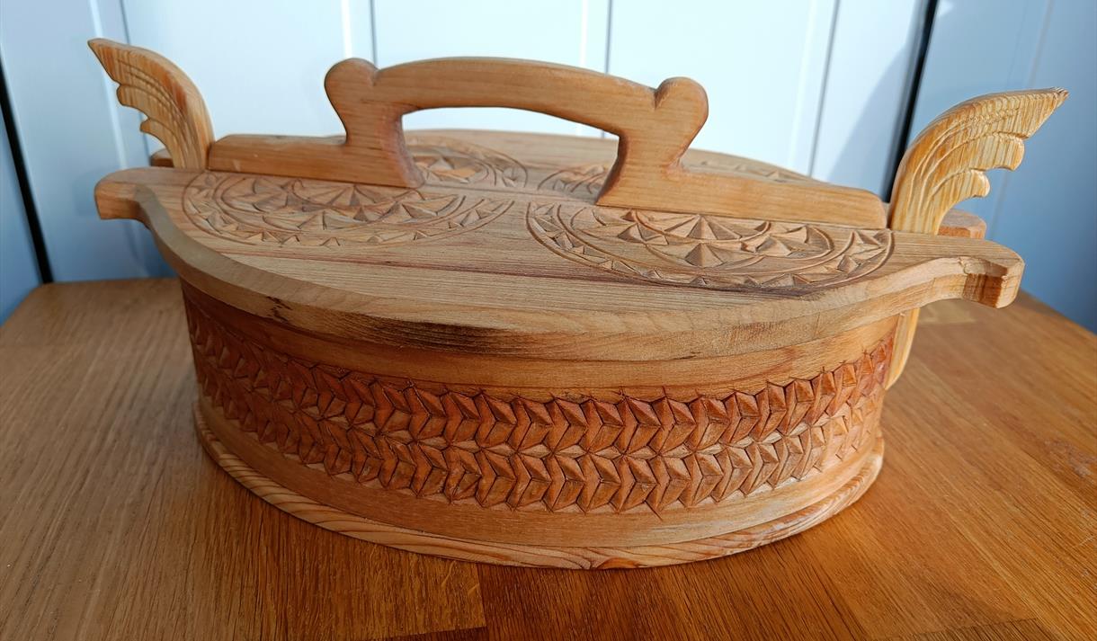 Tine med rik dekor, karveskurd. Handarbeid og husflid.