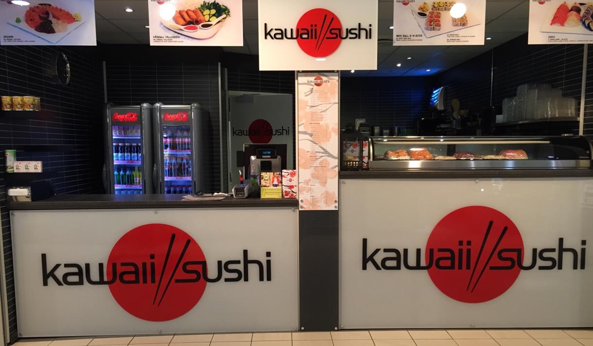 disk med hvit bakgrunn, med sort skrift og rød ring plakater med mat