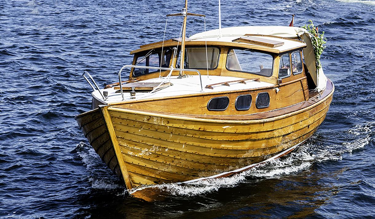 Trekogg på blått vann