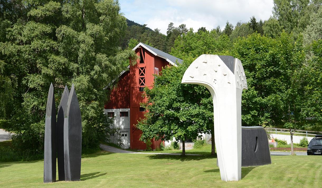 Kunstlåven i Seljord med kunstinstallajsoner ute.
