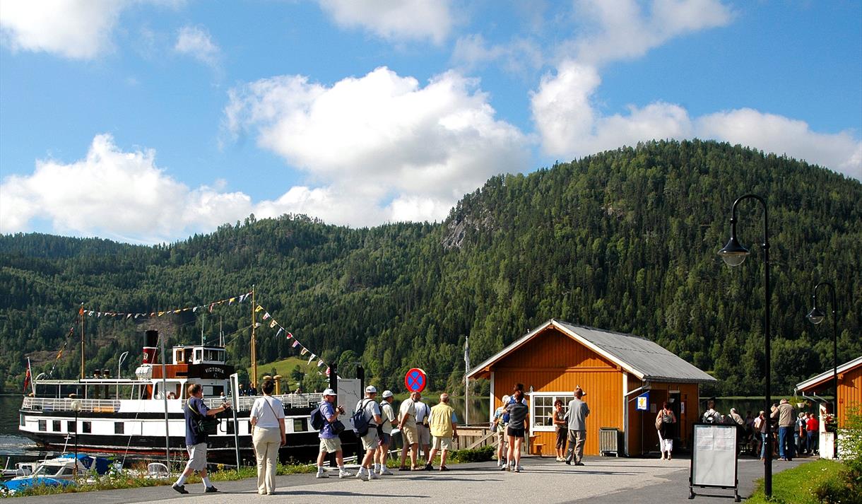 Bryggekafé og M/S Victoria en solskinnsdag