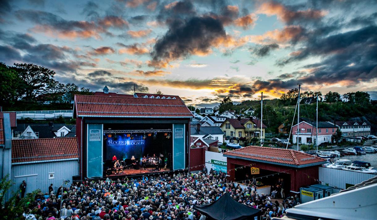 folk på konsert på Wrightegaarden kveldsstemning