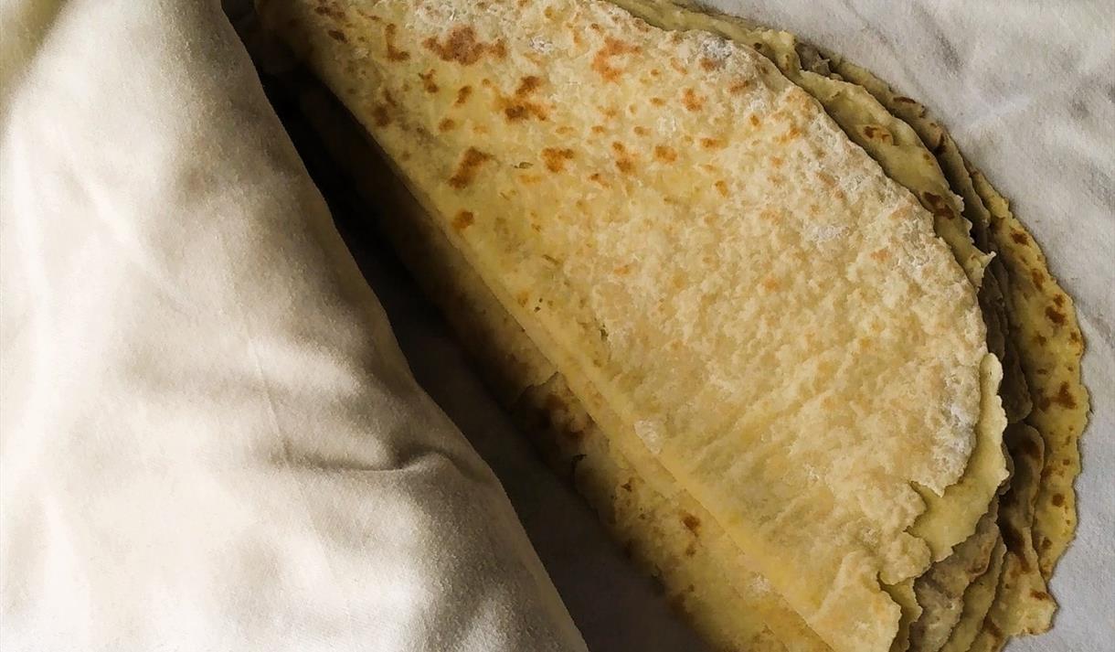 Lefser, bakedag med museumsbøndane i Eidsborg.