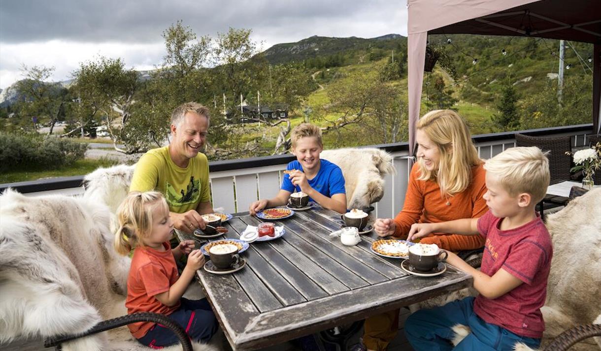 Familiekos på uteserveringen på Lifjellstua
