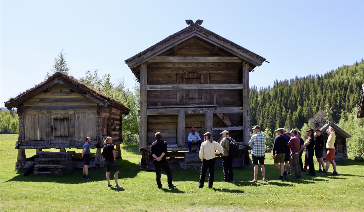 Føredrag utanfor Stålekleivloftet på Vest-Telemark museum Eidsborg.