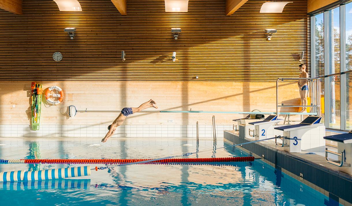 Gutt stuper i bassenget.