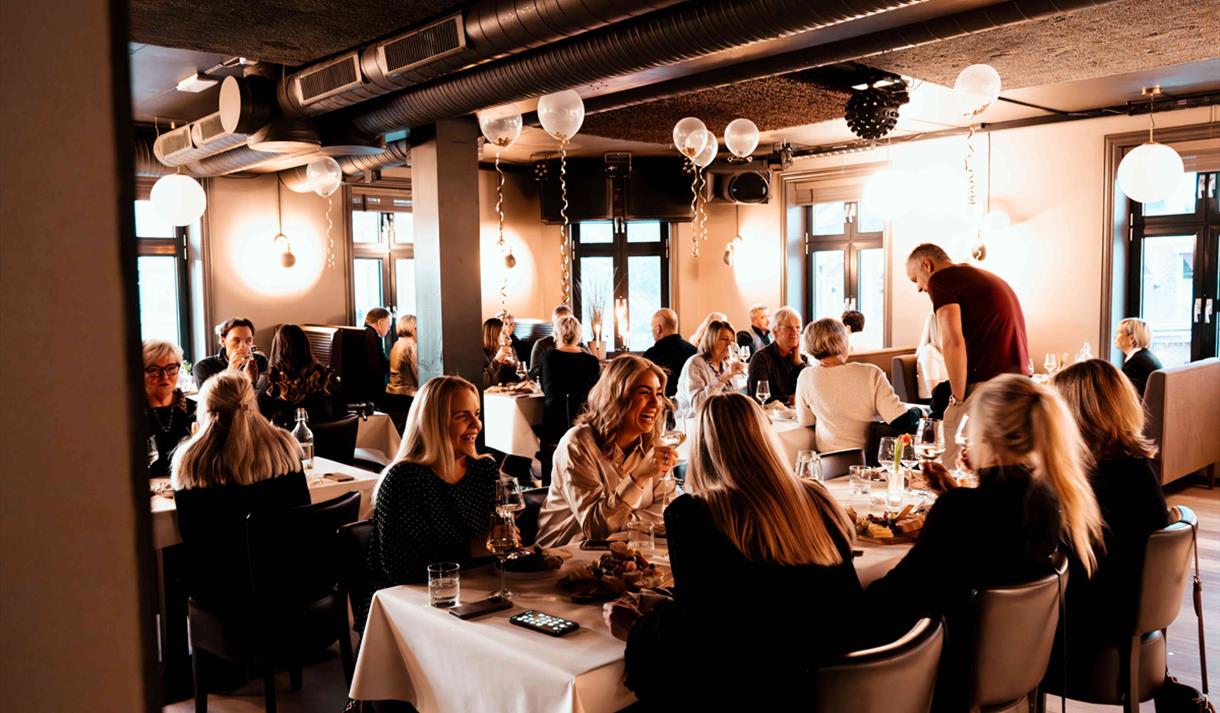 gjester hos EYDE Bar & Restaurant i Notodden