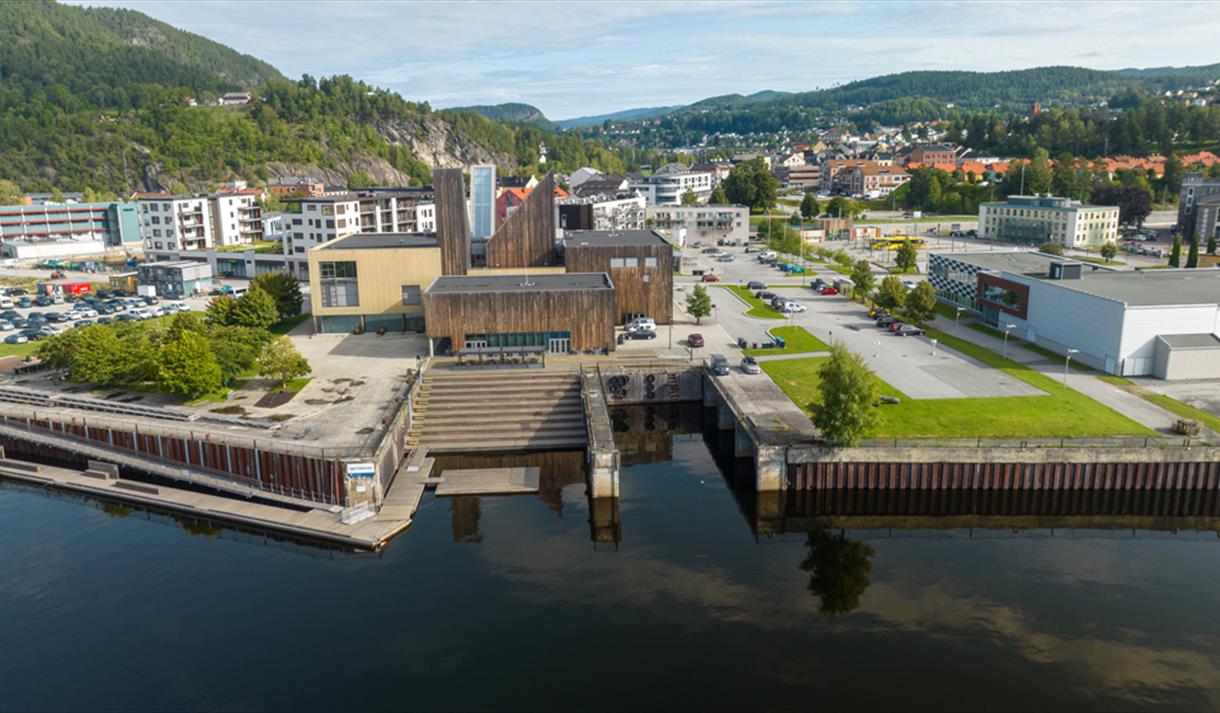 Bok og Blueshuset ved industripromenaden i Notodden