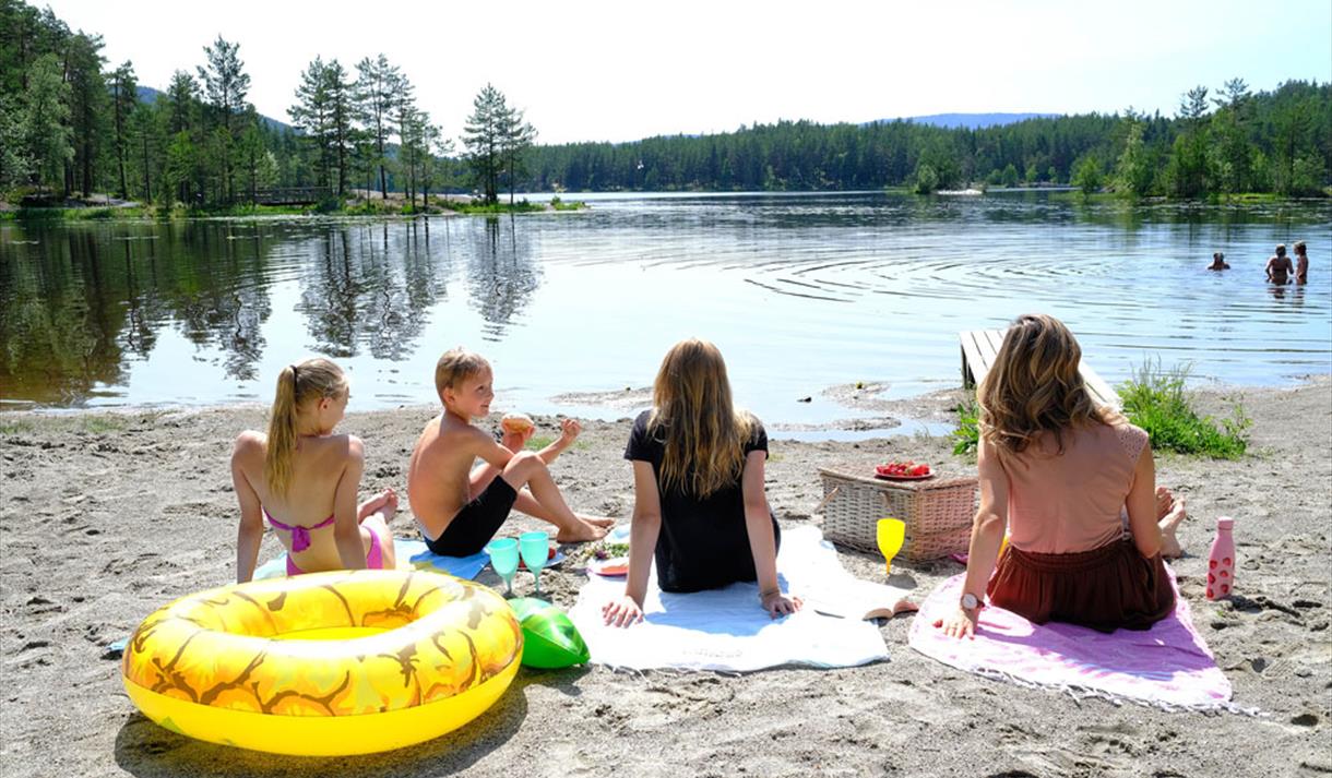 Fire personer på stranda ved Tinnemyra, Notodden. Foto