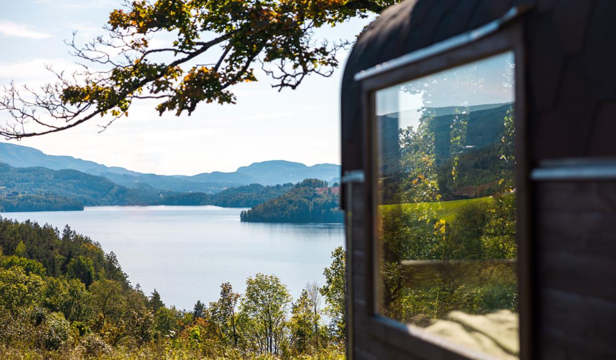 utsikt fra mikrohytte på Syftestad Gård i Notodden